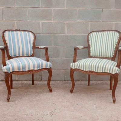 Pareja Sillones antiguos estilo Luis XV. 2 Dos Sillas Descalzadoras antiguas estilo Isabelino.