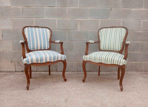 Pareja Sillones antiguos estilo Luis XV. 2 Dos Sillas Descalzadoras antiguas estilo Isabelino.