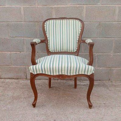 Silla antigua estilo Luis XV. Sillón antiguo Luis XV. Silla Descalzadora antigua estilo Isabelino.