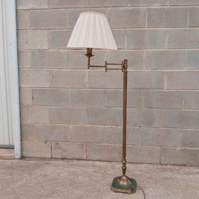 Lámpara de pie antigua bronce estilo inglés.