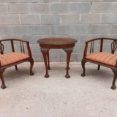2 Sillas bajas antiguas estilo inglés Chippendale + Mesa Auxiliar antigua. Silla Descalzadora antigua.