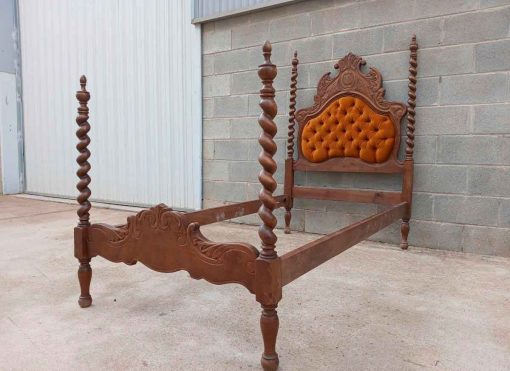 Cama antigua capitoné estilo Luis XV 100 cm / 90 cm. Cama antigua columna salomónica Portuguesa.