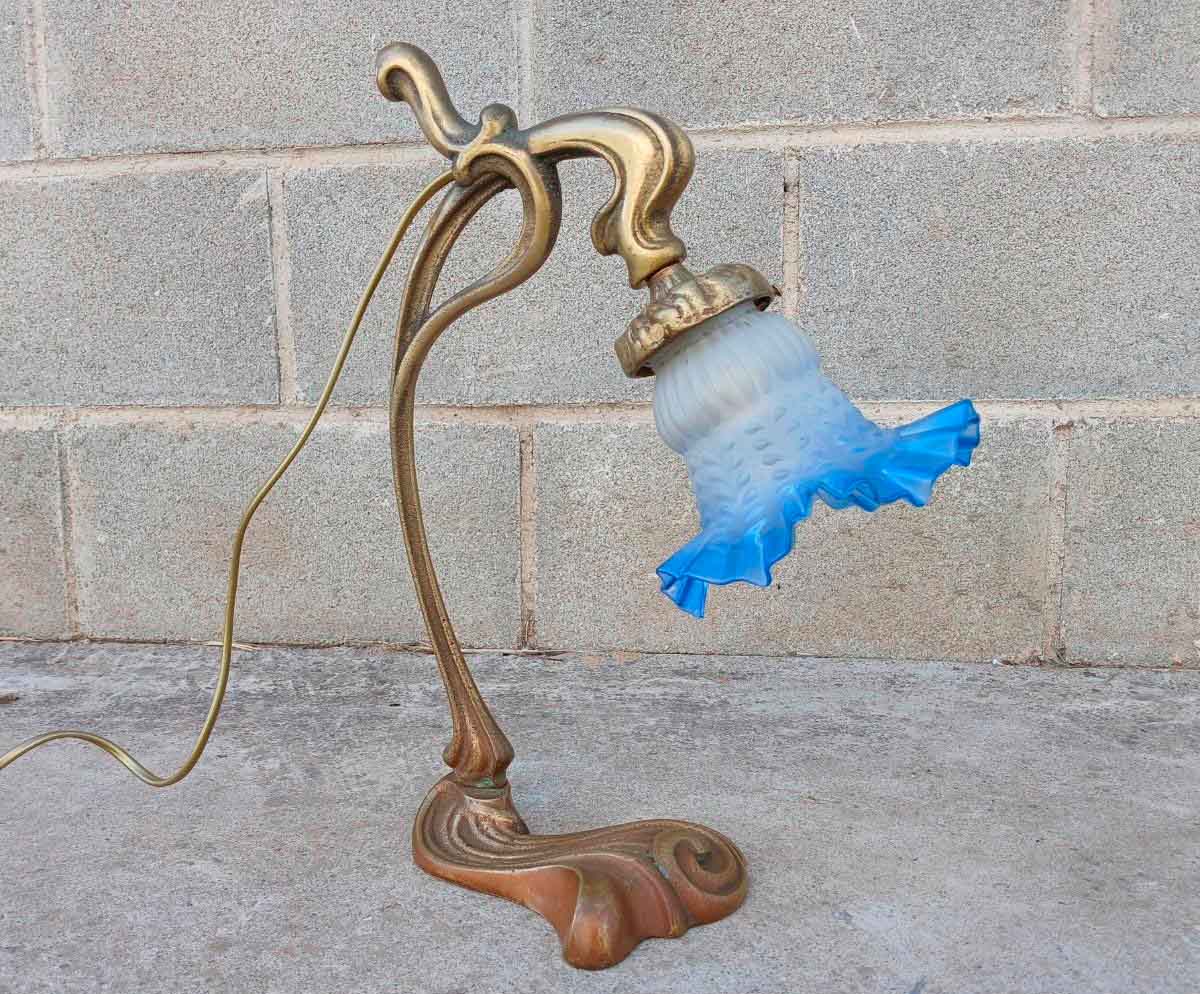 Lámpara antigua estilo Art Nouveau. Francia s.XIX. Lámpara antigua mesa sobremesa estilo Modernista.