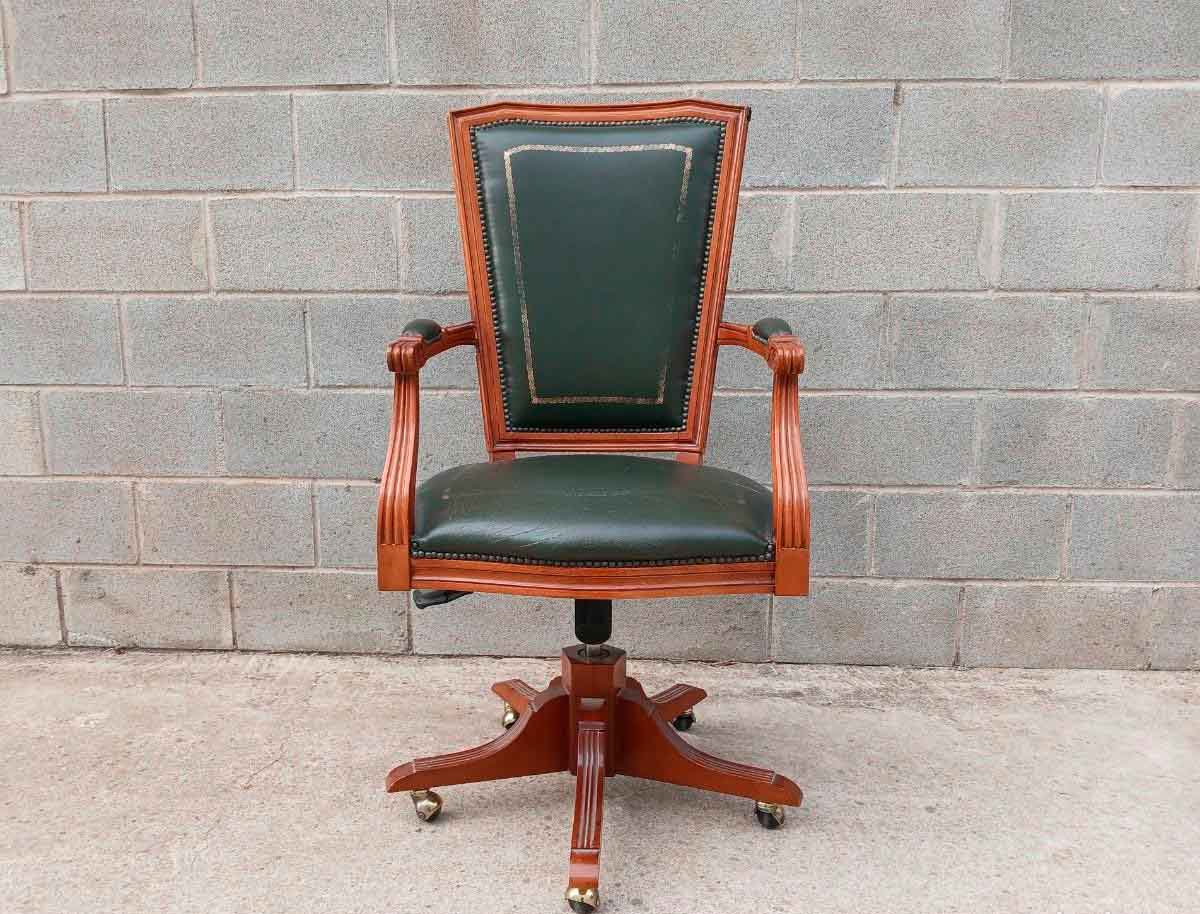 Sillón antiguo de despacho cuero verde. Sillón giratorio, Silla giratoria antigua estilo inglés.