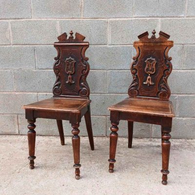 2 Dos Sillas antiguas estilo Alfonsino. Silla antigua de entrada inglés Victoriano escudo tallado.