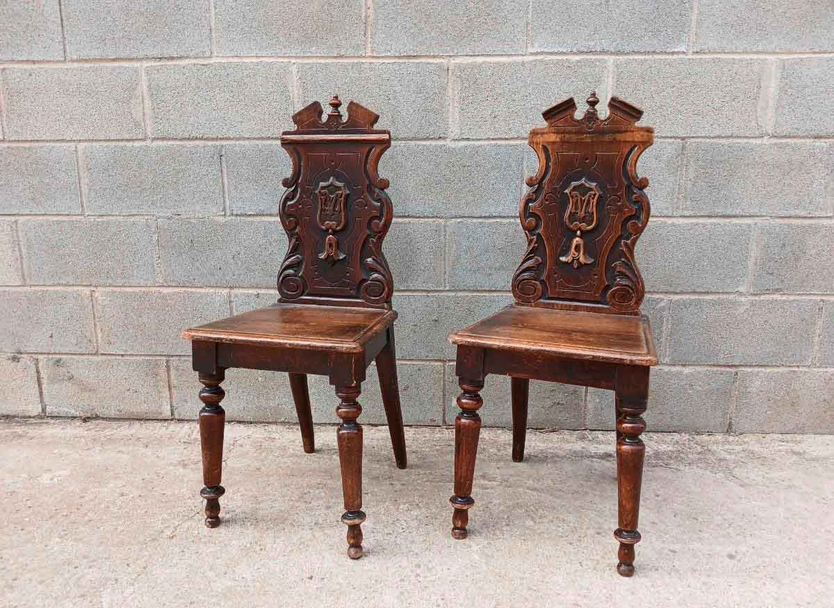 2 Dos Sillas antiguas estilo Alfonsino. Silla antigua de entrada inglés Victoriano escudo tallado.