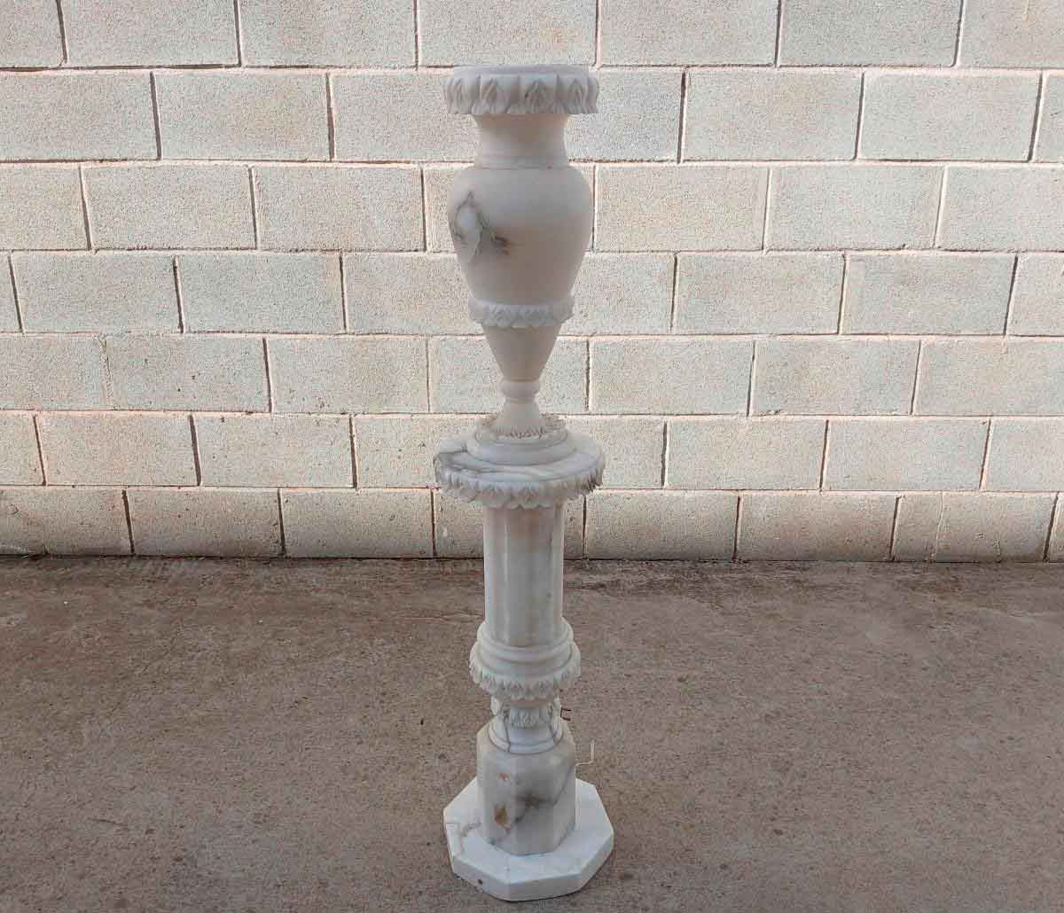 Columna antigua mármol con jarrón. Columna pie pedestal mármol alabastro.