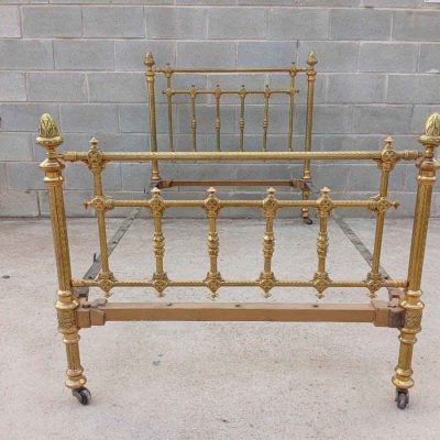 Cama antigua bronce repujado 100 cm s.XIX. Cama antigua bronce estilo Luis XVI.