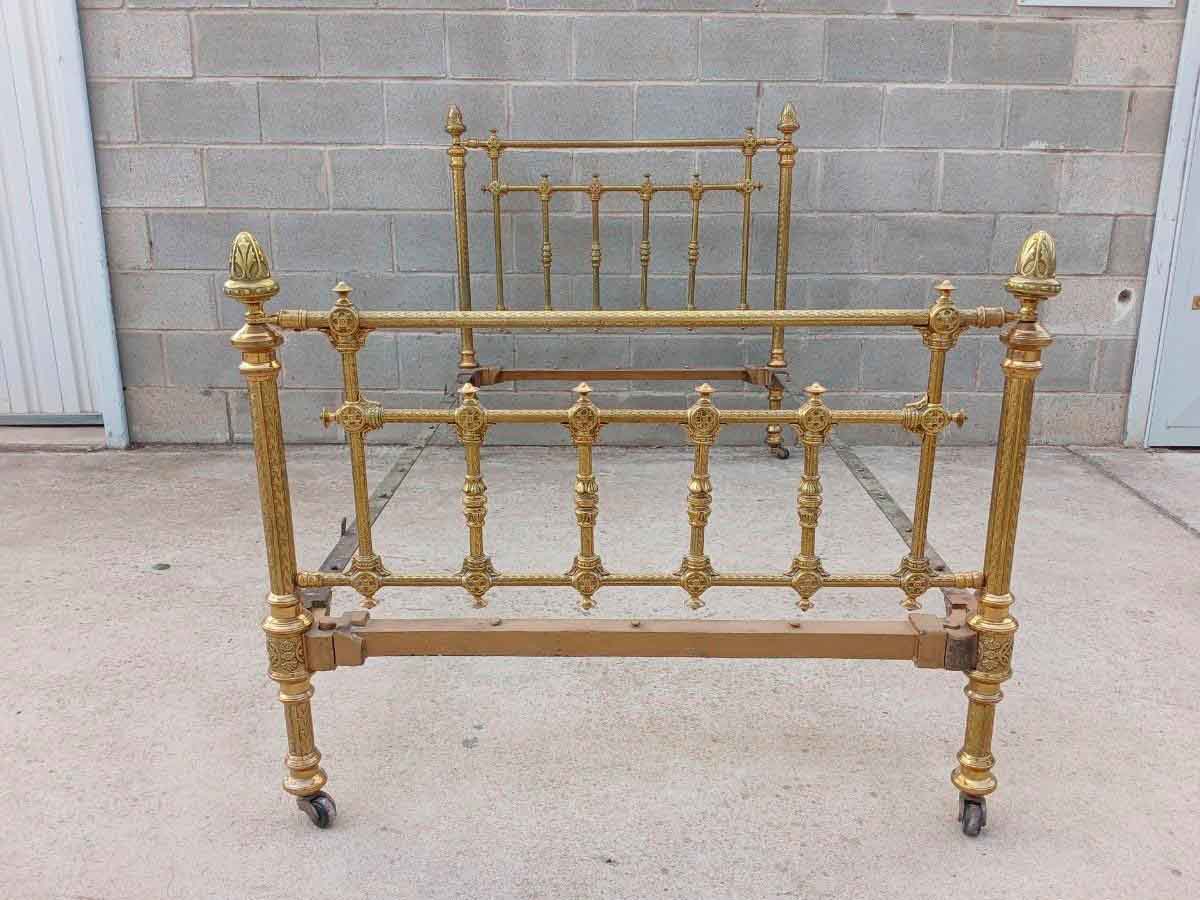 Cama antigua bronce repujado 100 cm s.XIX. Cama antigua bronce estilo Luis XVI.