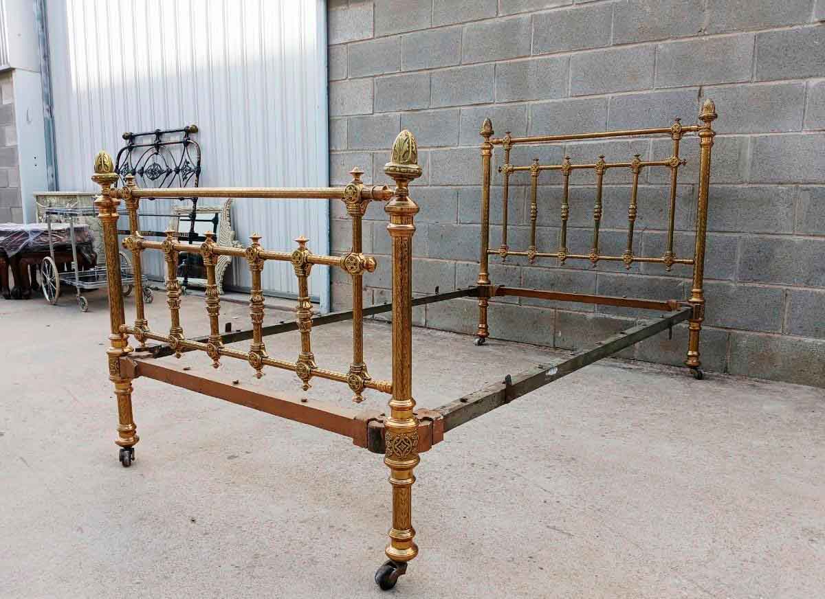 Cama antigua bronce repujado 100 cm s.XIX. Cama antigua bronce estilo Luis XVI. - Imagen 2