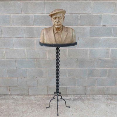 Busto de Escultor son soporte pedestal de hierro forjado.