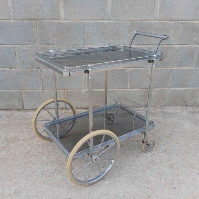 Carro camarera antigua vintage Rueda grande. Mueble auxiliar licorera carrito servir metal plateado.