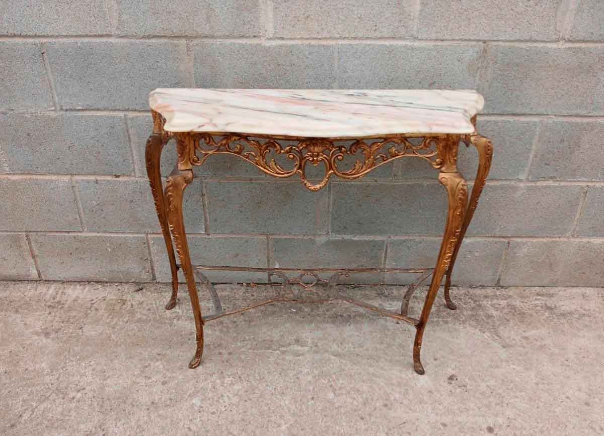 Consola antigua estilo Luis XV. Consola antigua metal bronce dorada estilo isabelino. Mesa auxiliar.
