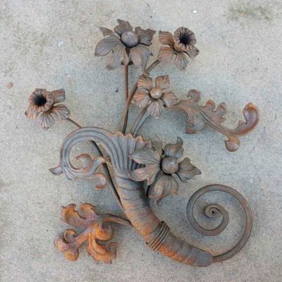 Aplique antiguo hierro forjado artesanal. Aplique pared adorno decorativo diseño antiguo motivo floral.
