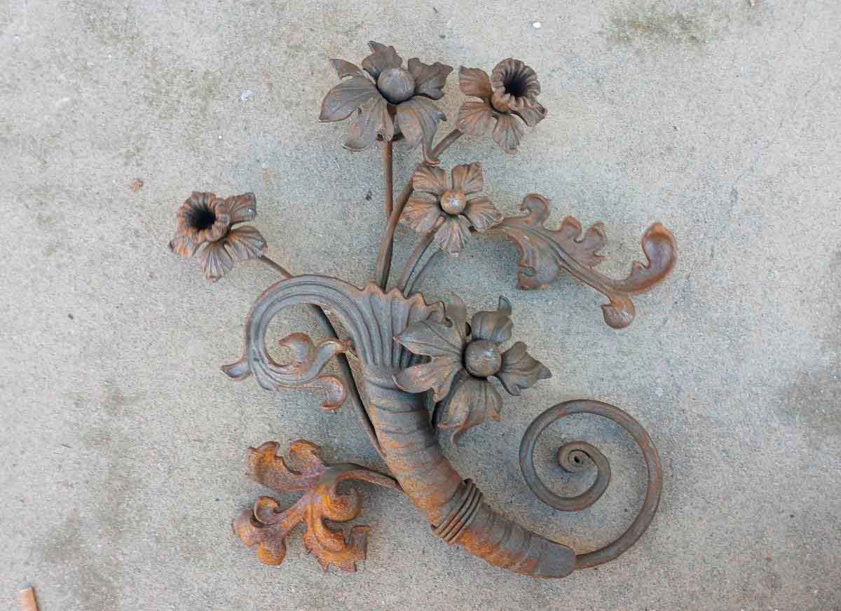 Aplique antiguo hierro forjado artesanal. Aplique pared adorno decorativo diseño antiguo motivo floral.
