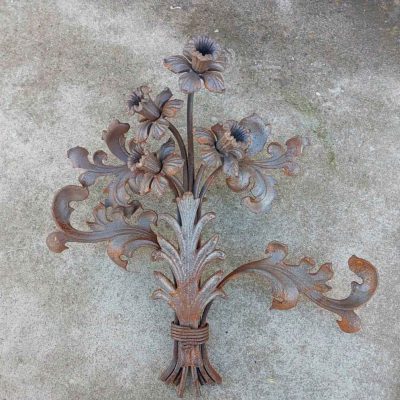 Aplique antiguo hierro forjado artesanal. Aplique pared adorno decorativo diseño antiguo motivo floral.