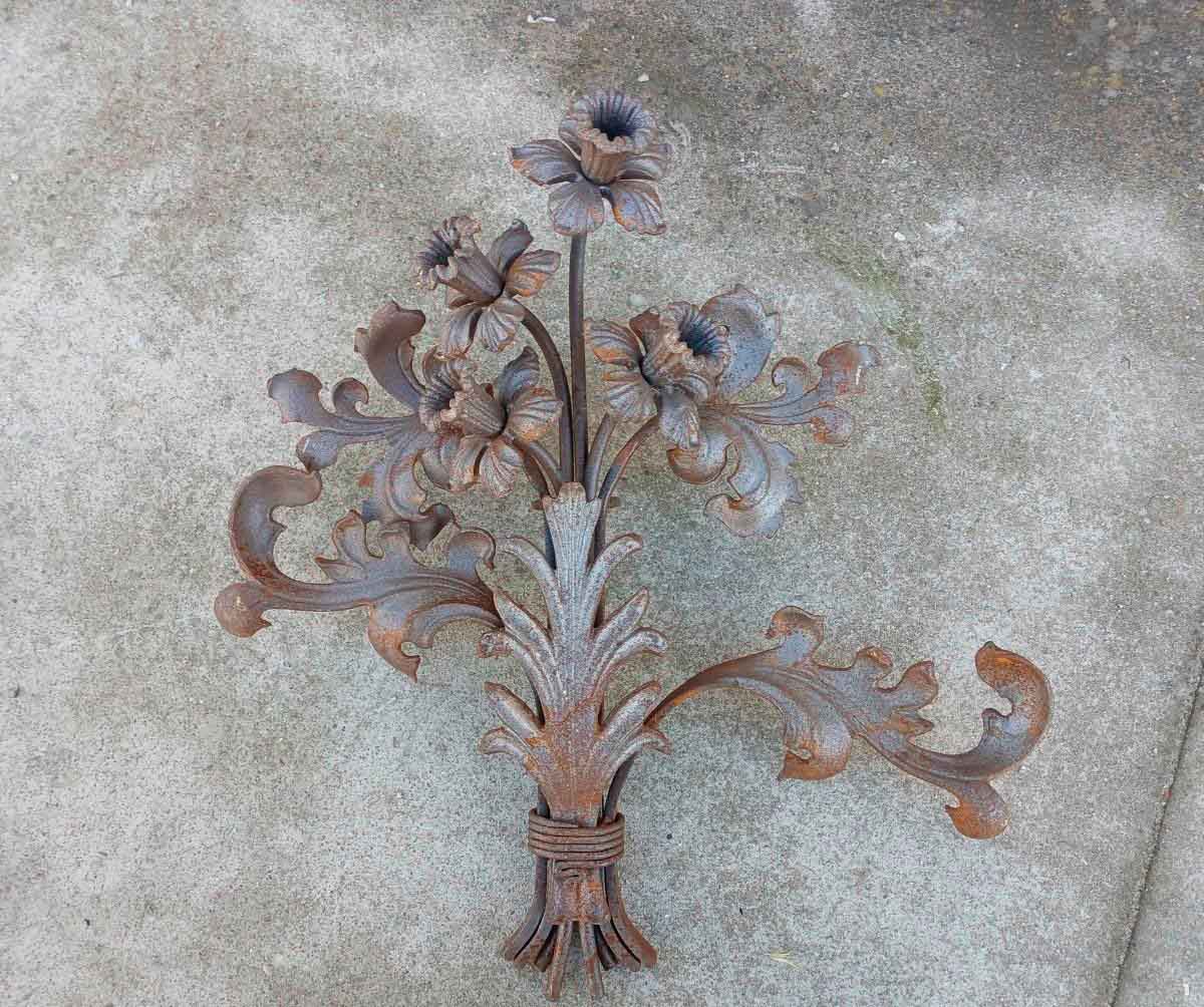 Aplique antiguo hierro forjado artesanal. Aplique pared adorno decorativo diseño antiguo motivo floral.