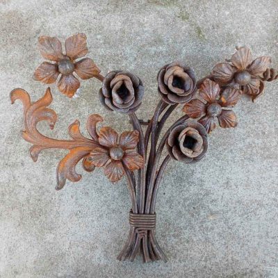 Aplique antiguo hierro forjado artesanal. Aplique pared adorno decorativo diseño antiguo motivo floral.