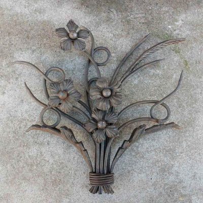 Aplique antiguo hierro forjado artesanal. Aplique pared adorno decorativo diseño antiguo motivo floral.
