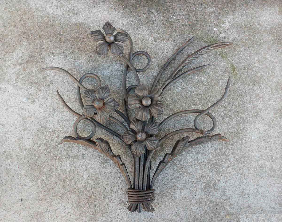 Aplique antiguo hierro forjado artesanal. Aplique pared adorno decorativo diseño antiguo motivo floral.