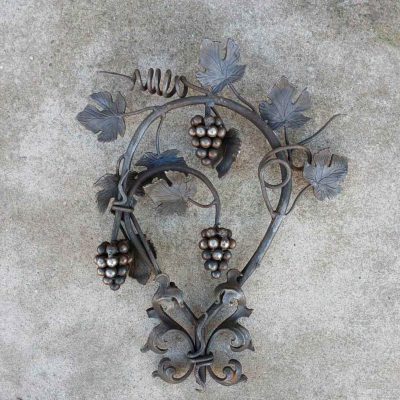 Aplique antiguo hierro forjado artesanal. Aplique pared adorno decorativo diseño antiguo motivo floral.