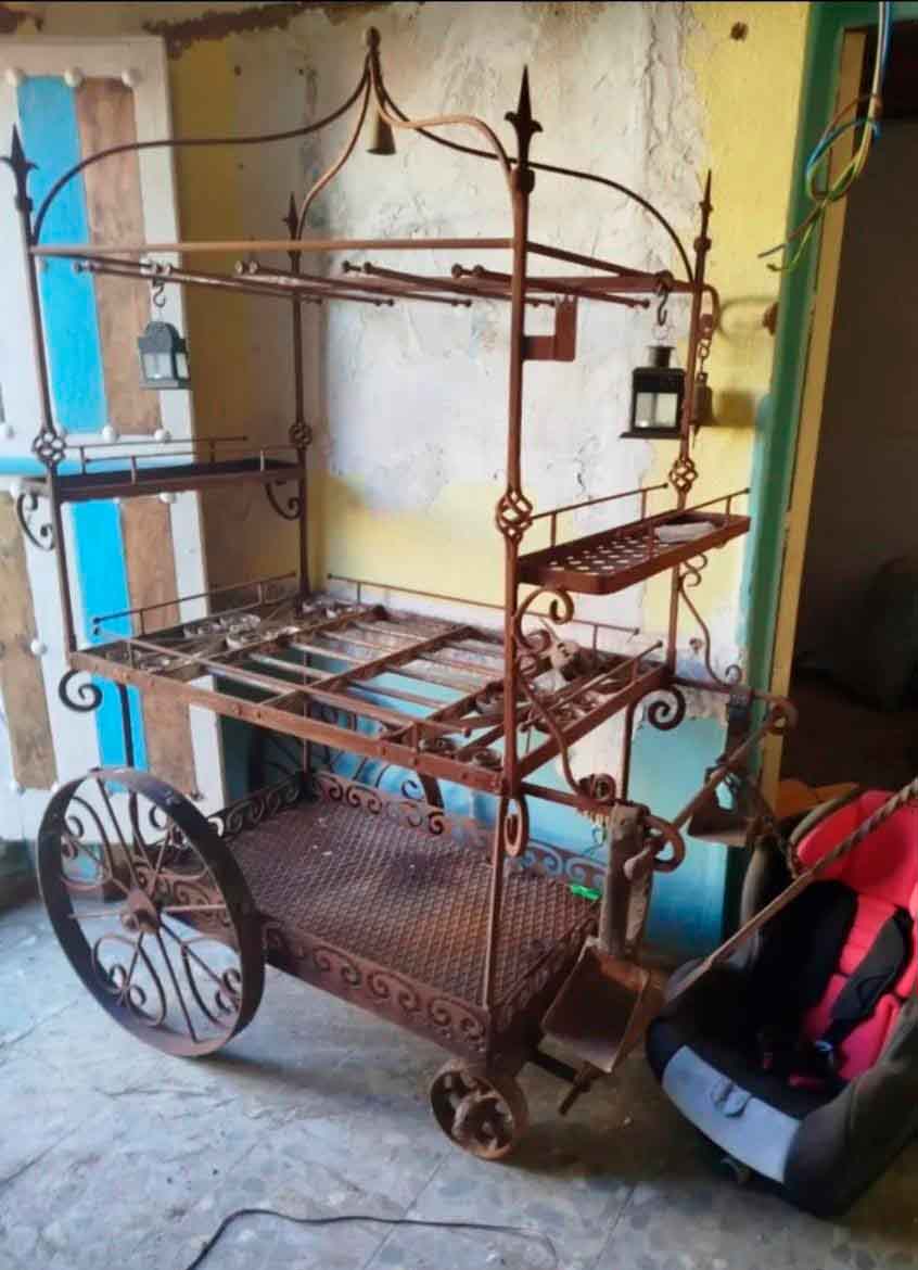 Extraordinario Carro de servir Mueble Bar antiguo hierro forjado artesanal. Camarera antigua rueda.
