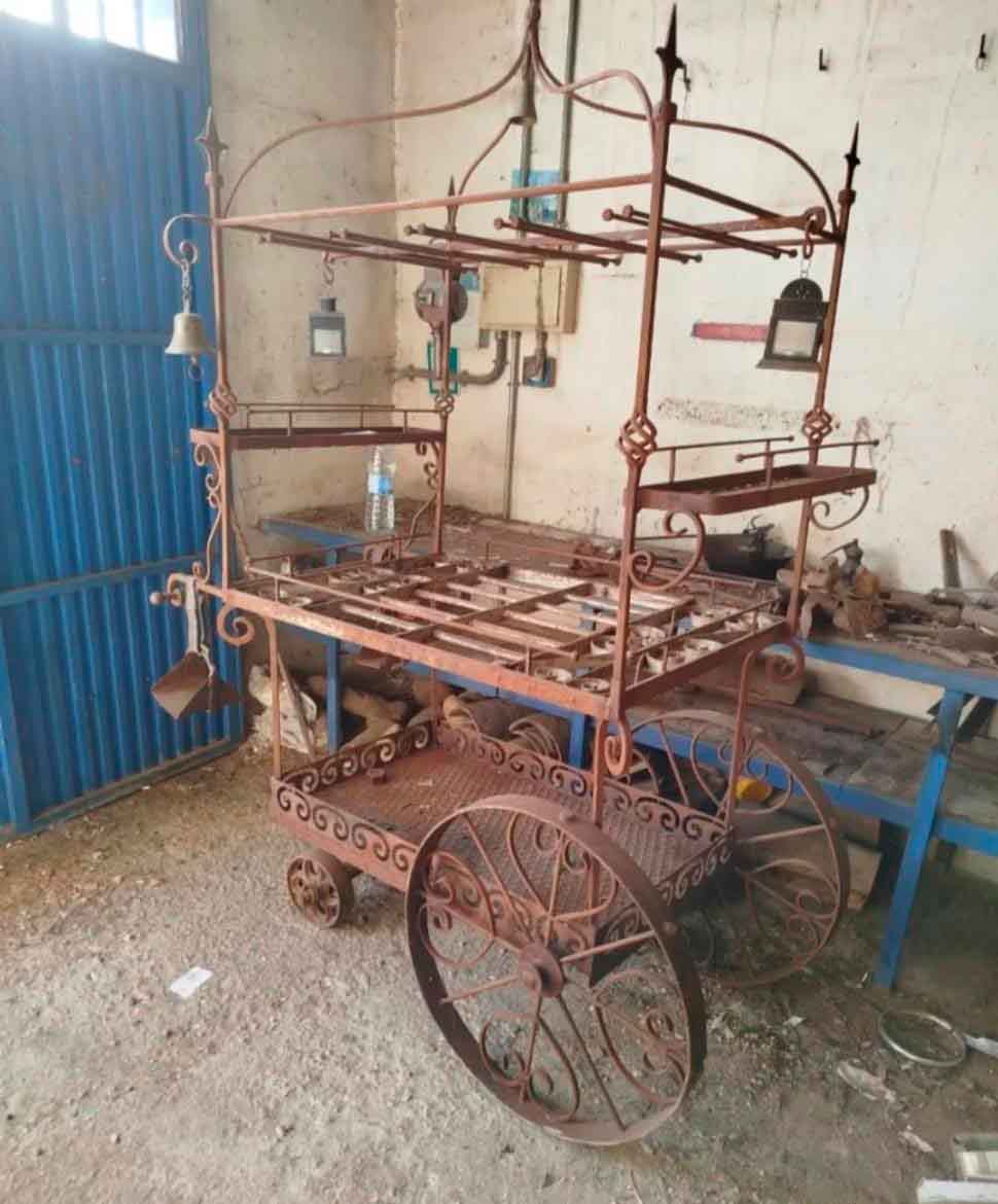 Extraordinario Carro de servir Mueble Bar antiguo hierro forjado artesanal. Camarera antigua rueda. - Imagen 2