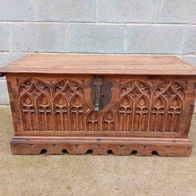 Baúl antiguo estilo Gótico. Baúl antiguo estilo Neogótico. Arcón Cofre Arca antigua madera tallada.