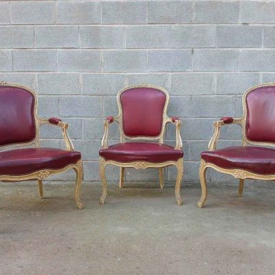 3 Tres Sillones antiguos estilo Luis XV. Sillón antiguo cuero granate, Silla antigua vintage piel.