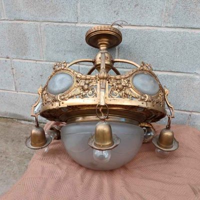 Lámpara antigua estilo Modernista Art Nouveau. Lámpara techo bronce estilo Luis XVI.