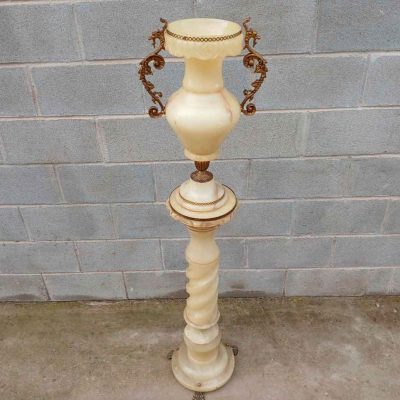 Columna salomónica antigua con jarrón estilo Luis XV. Mueble Columna pie pedestal mármol alabastro.