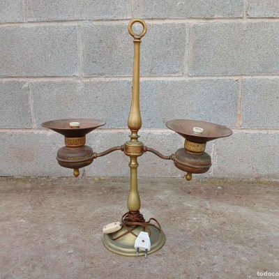 Lámpara antigua bronce latón. Quinqué antiguo mesa despacho. Lámpara sobremesa antigua.