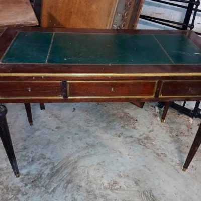 Escritorio antiguo cuero verde estilo inglés Victoriano. Mesa de Despacho antigua estilo Luis XVI.