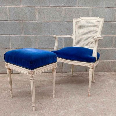 Silla rejilla antigua estilo Luis XVI + Taburete Banqueta antiguo. Sillón antiguo vintage blanco.