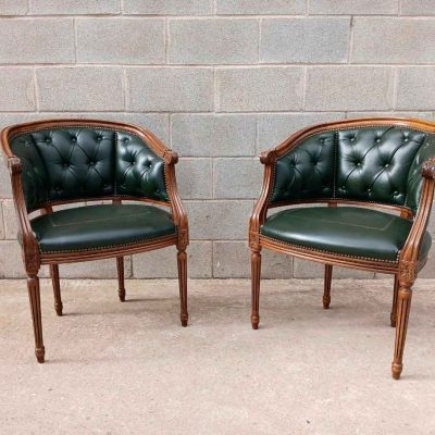 2 Dos Sillas antiguas despacho estilo inglés. Sillón antiguo Silla antigua cuero verde capitoné.