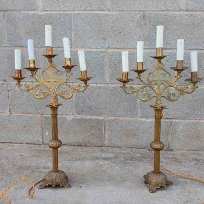 2 Dos candelabros antiguos de iglesia. Candelabro antiguo estilo Gótico.