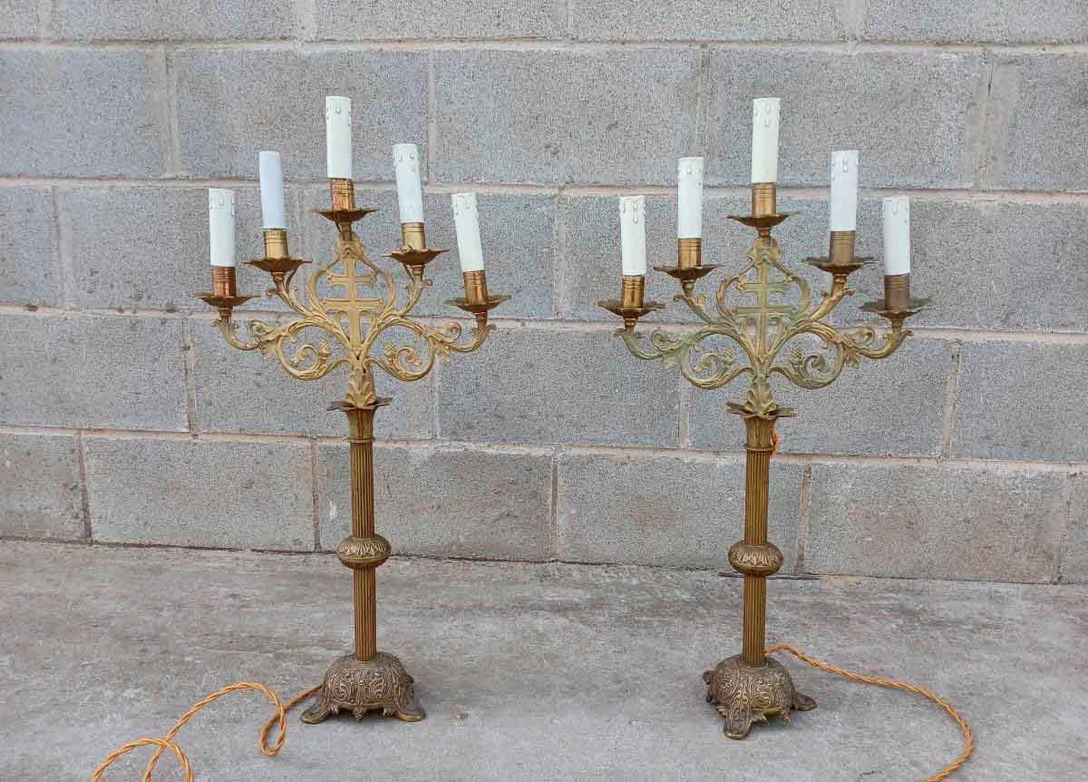 2 Dos candelabros antiguos de iglesia. Candelabro antiguo estilo Gótico.