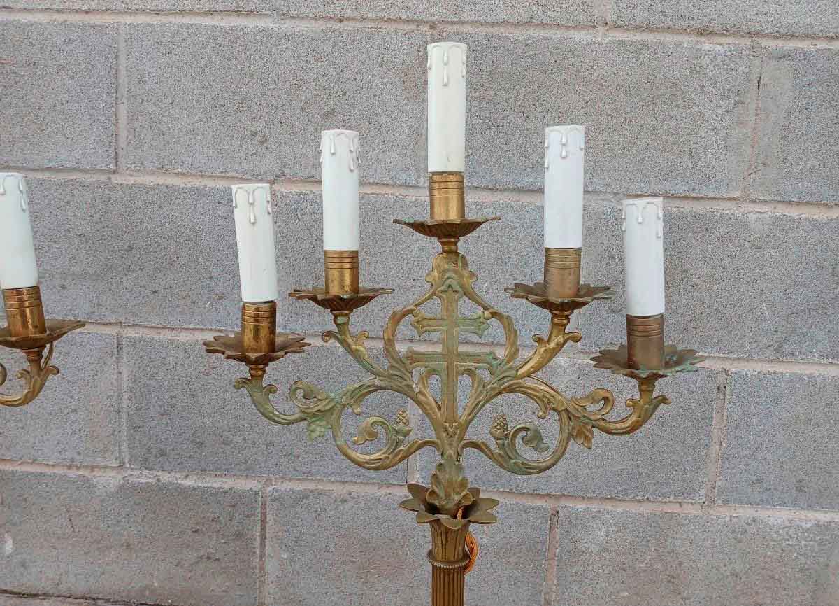 2 Dos candelabros antiguos de iglesia. Candelabro antiguo estilo Gótico. - Imagen 3