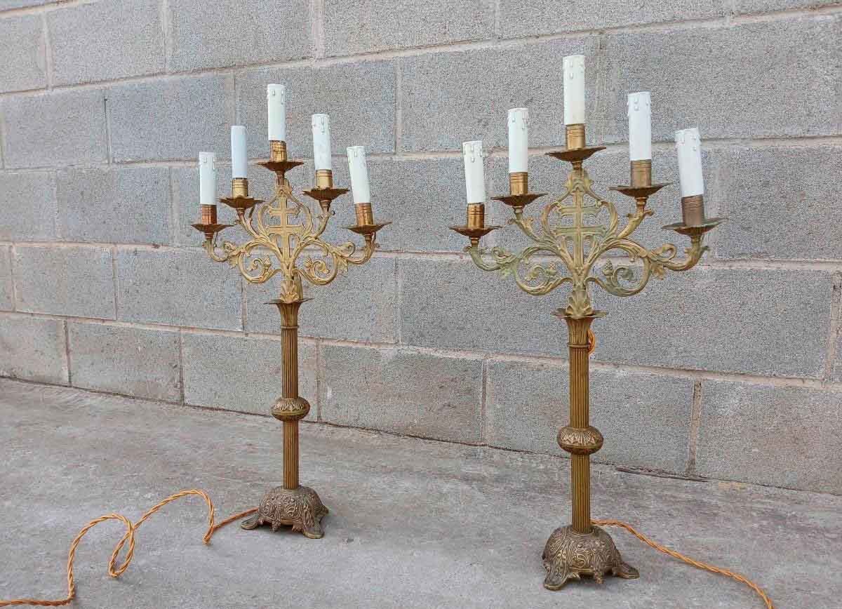 2 Dos candelabros antiguos de iglesia. Candelabro antiguo estilo Gótico. - Imagen 2