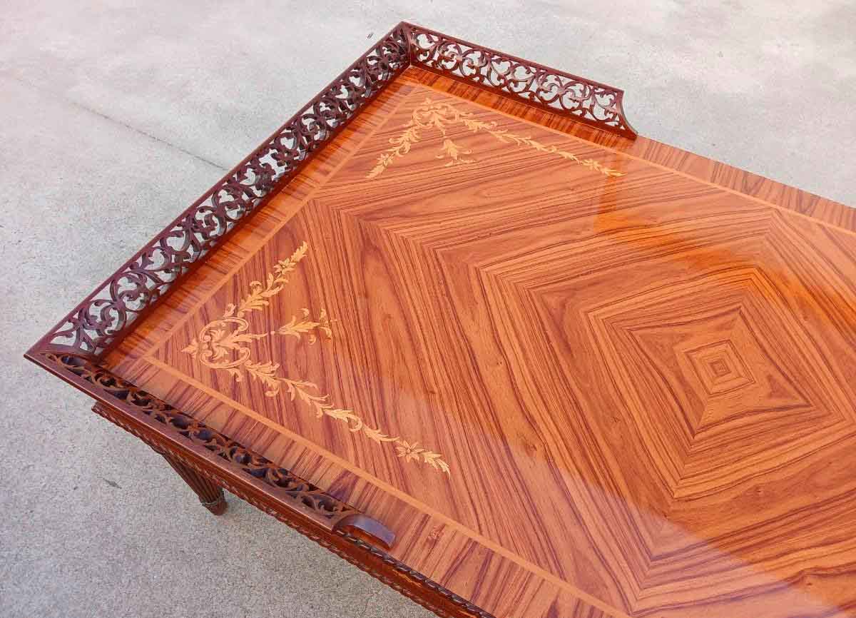 Mesa baja antigua centro de salón estilo Luis XVI (125 cm). Mueble Mesa de tresillo de diseño firma. - Imagen 6