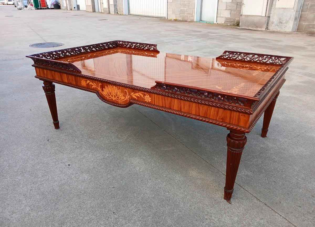 Mesa baja antigua centro de salón estilo Luis XVI (125 cm). Mueble Mesa de tresillo de diseño firma.