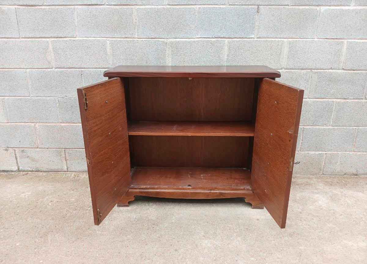 Entredós antiguo tapizado. Mueble Auxiliar antiguo estilo inglés. Aparador Entrada Recibidor Cómoda. - Imagen 3