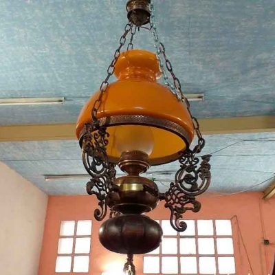 Gran quinqué antiguo tulipa opalina naranja. Lámpara antigua grande quinqué.