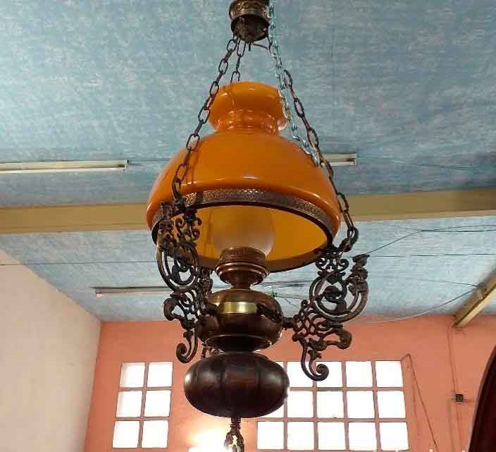 Gran quinqué antiguo tulipa opalina naranja. Lámpara antigua grande quinqué.