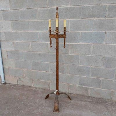 Lámpara de pie antigua estilo Medieval. Lámpara pedestal antigua hierro forjado forja.