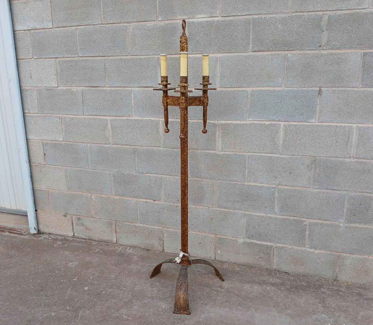 Lámpara de pie antigua estilo Medieval. Lámpara pedestal antigua hierro forjado forja.