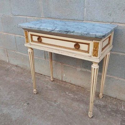Mesita Mesilla de noche dormitorio antigua estilo Luis XVI. Mesita vintage policromada.