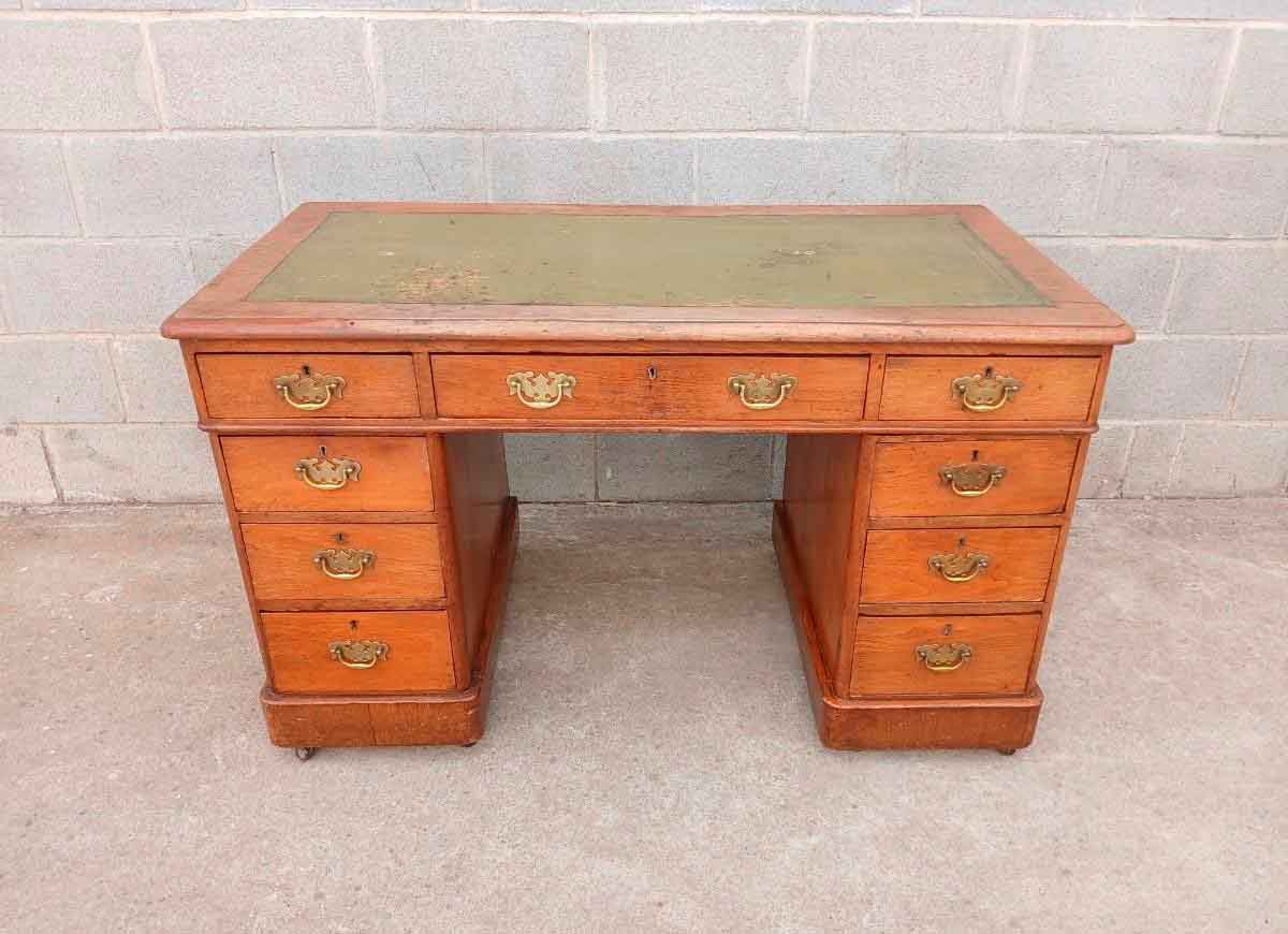 Pequeño Escritorio antiguo cuero verde estilo inglés Victoriano (120 cm).
