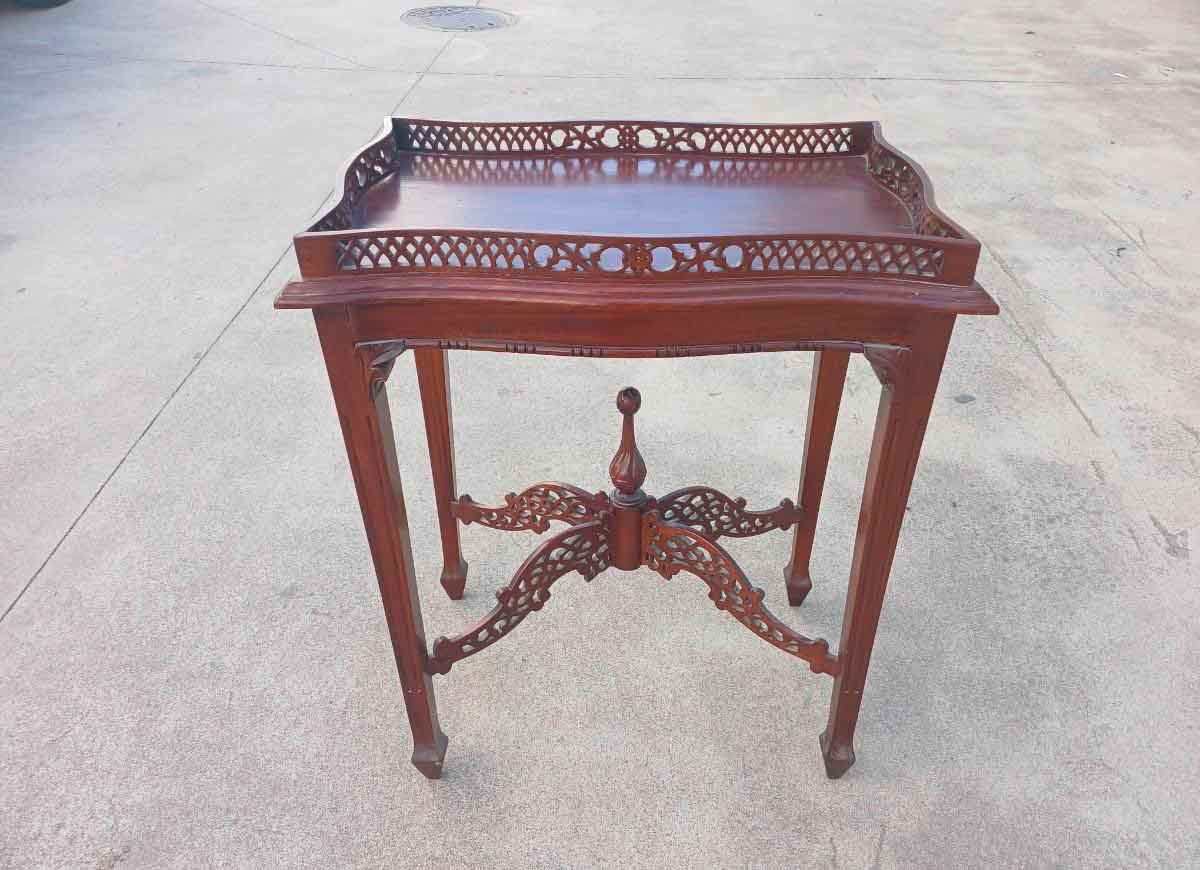 Mesa auxiliar antigua estilo inglés Victoriano (72 cm). Mueble Mesita Auxiliar Chippendale Chinesco.