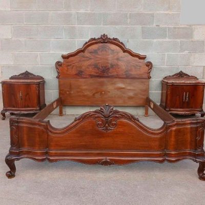 Cama antigua con mesitas de noche antiguas estilo Luis XV. Mesillas dormitorio Isabelino inglés.